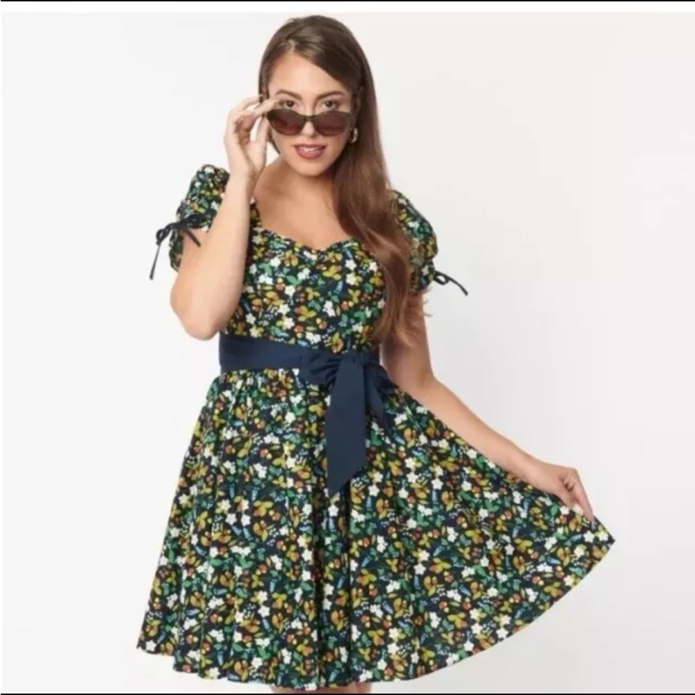 UNIQUE VINTAGE Size M / L 1950's Flare Dress Strawberry Floral Pinup Milkmaid